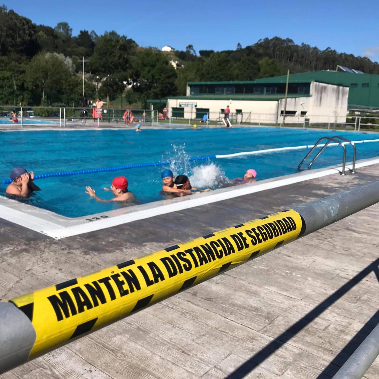 Los primeros usuarios estrenan la temporada estival en la piscina de Vegadeo. 