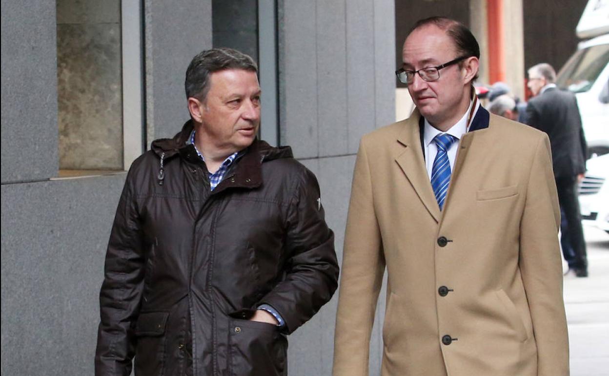 El exagente de viajes, José Luis Vigil, y su abogado, Antonio Pineda. 