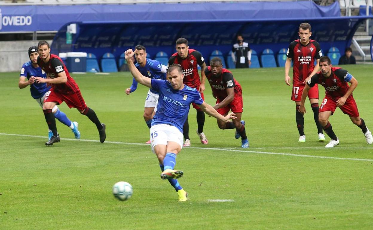 Ortuño lanza el penalti que le ha dado la victoria al Real Oviedo. 