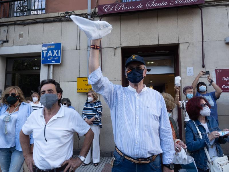 Fotos: Pañolada para salvar la fuente de Pedro Menéndez