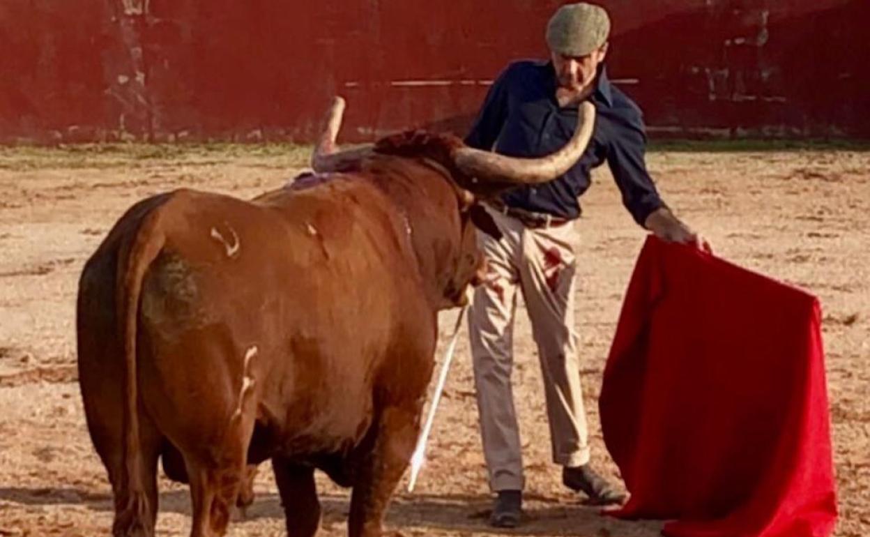 Enrique Ponce habría conocido a la joven por el mundo taurino. 