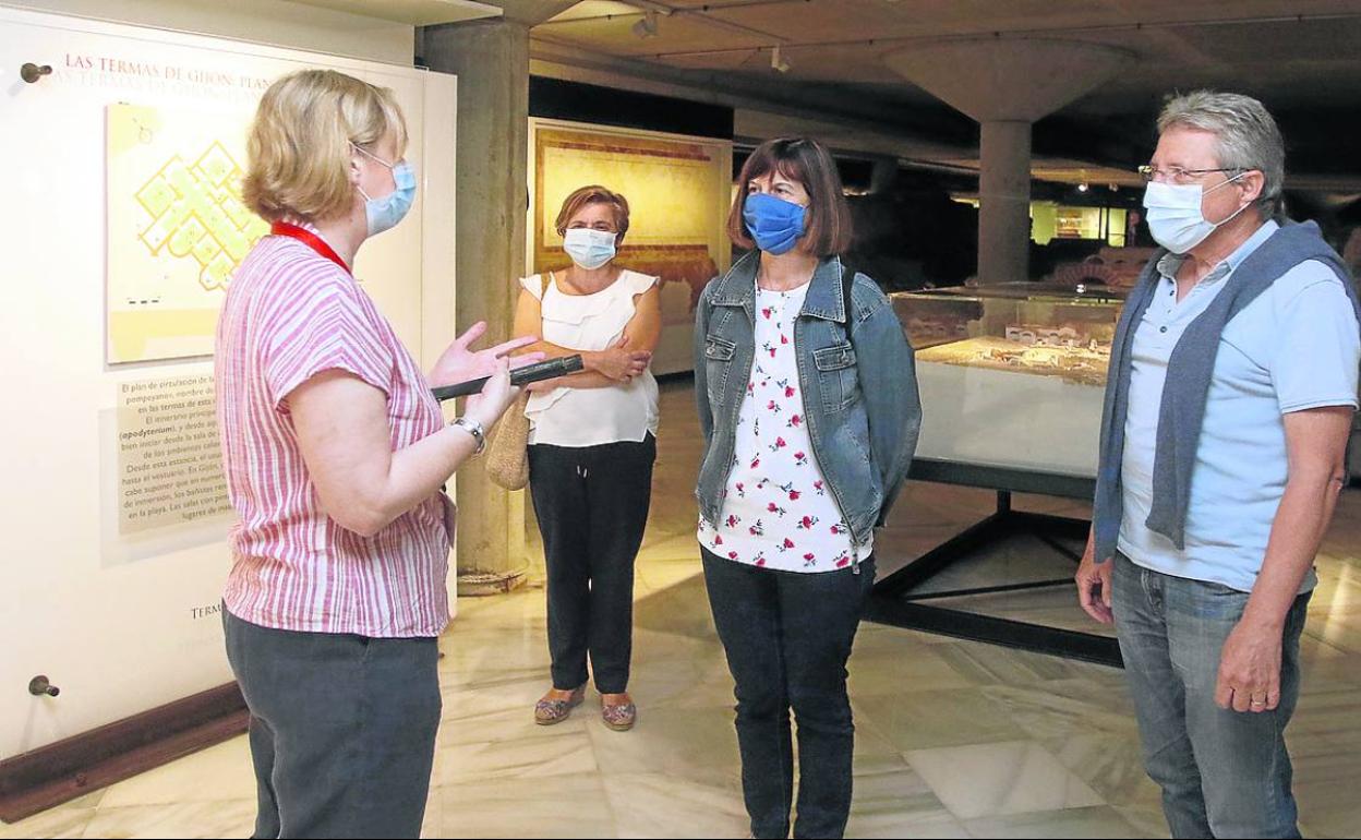 Nieves García ejerció de guía en la primera visita a las Termas del Campo Valdes tras su reapertura. j. c. tuero