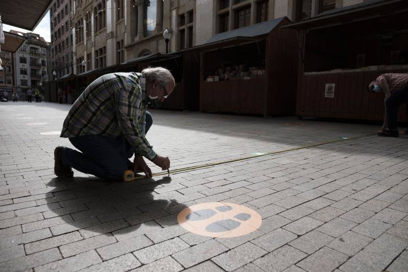 Gijón acoge su certamen literario más popular condicionado, como todas las actividades lúdicas y culturales, por la pandemia del coronavirus. Los controles, las mascarillas, la distancia de seguridad y un programa reducido son algunas de las novedades que se encuentran este año los incondicionales de esta cita cultural. 
