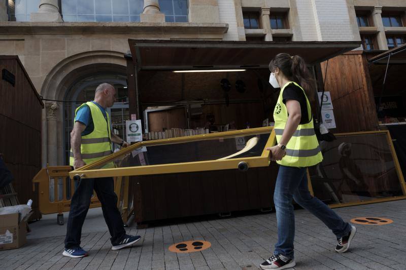 Gijón acoge su certamen literario más popular condicionado, como todas las actividades lúdicas y culturales, por la pandemia del coronavirus. Los controles, las mascarillas, la distancia de seguridad y un programa reducido son algunas de las novedades que se encuentran este año los incondicionales de esta cita cultural. 