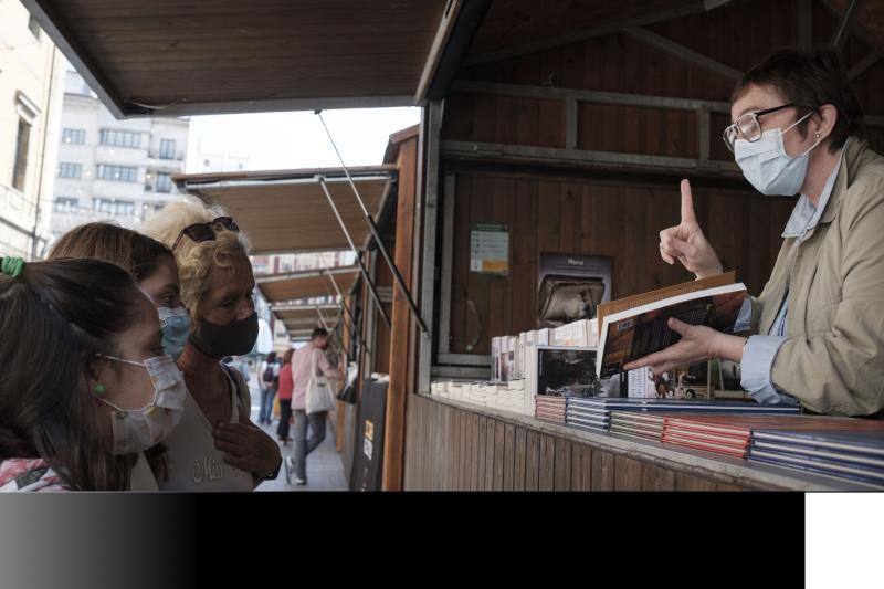 Gijón acoge su certamen literario más popular condicionado, como todas las actividades lúdicas y culturales, por la pandemia del coronavirus. Los controles, las mascarillas, la distancia de seguridad y un programa reducido son algunas de las novedades que se encuentran este año los incondicionales de esta cita cultural. 