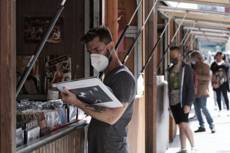 Gijón acoge su certamen literario más popular condicionado, como todas las actividades lúdicas y culturales, por la pandemia del coronavirus. Los controles, las mascarillas, la distancia de seguridad y un programa reducido son algunas de las novedades que se encuentran este año los incondicionales de esta cita cultural. 