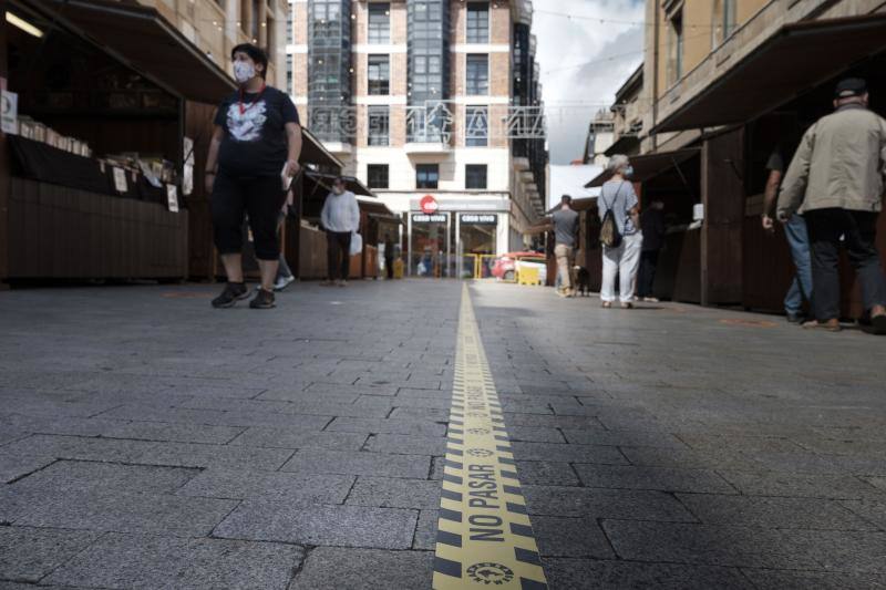 Gijón acoge su certamen literario más popular condicionado, como todas las actividades lúdicas y culturales, por la pandemia del coronavirus. Los controles, las mascarillas, la distancia de seguridad y un programa reducido son algunas de las novedades que se encuentran este año los incondicionales de esta cita cultural. 