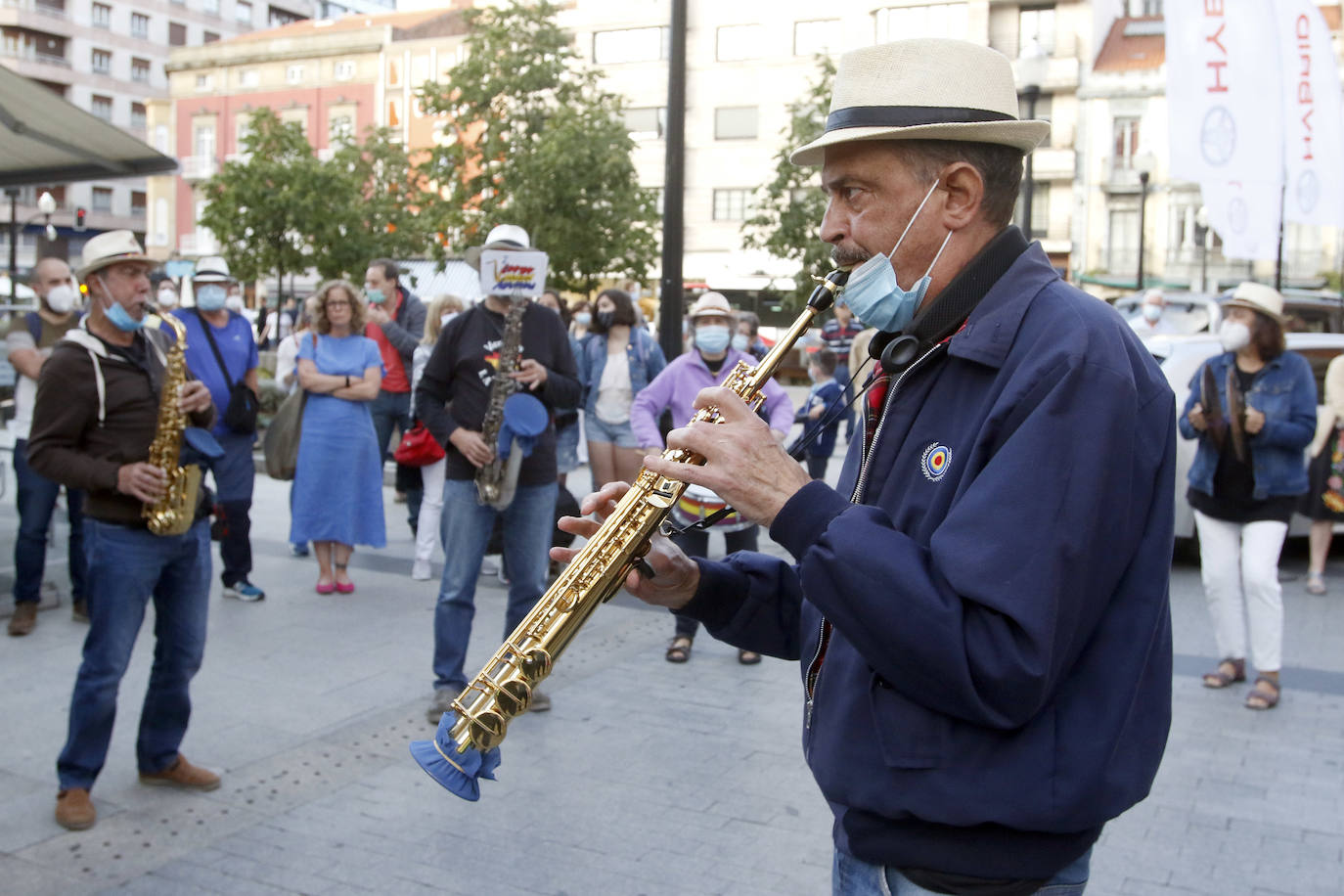 Gijón acoge su certamen literario más popular condicionado, como todas las actividades lúdicas y culturales, por la pandemia del coronavirus. Los controles, las mascarillas, la distancia de seguridad y un programa reducido son algunas de las novedades que se encuentran este año los incondicionales de esta cita cultural. 