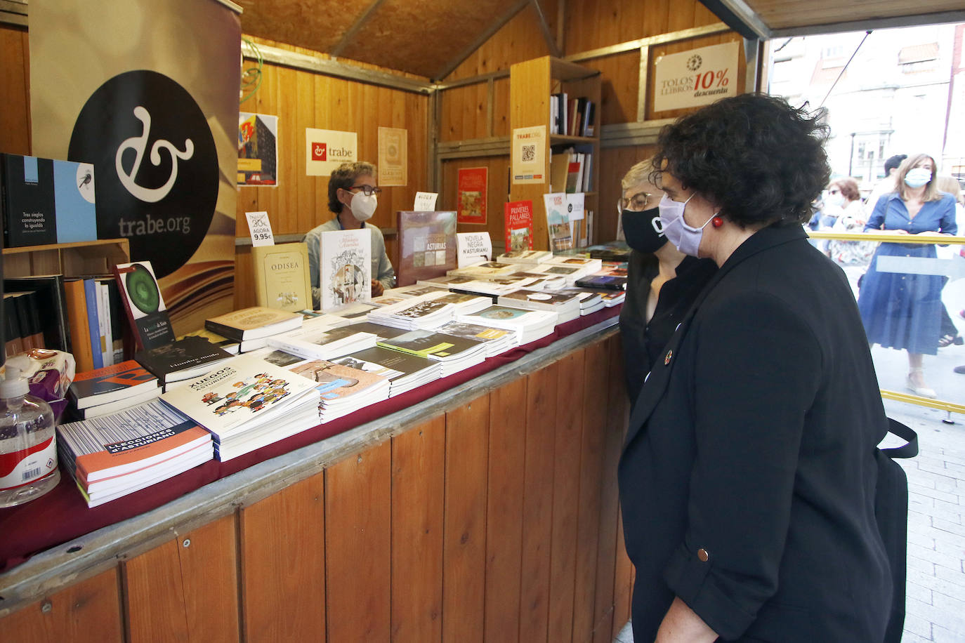 Gijón acoge su certamen literario más popular condicionado, como todas las actividades lúdicas y culturales, por la pandemia del coronavirus. Los controles, las mascarillas, la distancia de seguridad y un programa reducido son algunas de las novedades que se encuentran este año los incondicionales de esta cita cultural. 