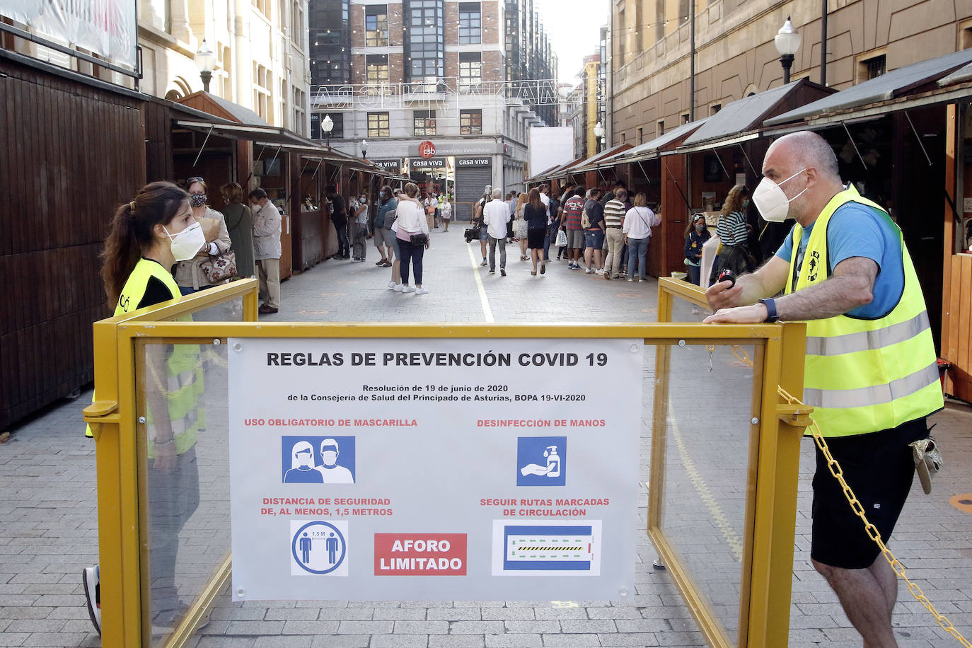 Gijón acoge su certamen literario más popular condicionado, como todas las actividades lúdicas y culturales, por la pandemia del coronavirus. Los controles, las mascarillas, la distancia de seguridad y un programa reducido son algunas de las novedades que se encuentran este año los incondicionales de esta cita cultural. 