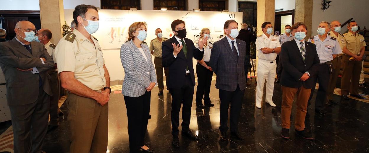 Juan Luis González Martínez, Delia Losa, Carlos Feijóo, Alfredo Canteli y José Ramón Prado, durante la inauguración de la exposición en la Delegación de Defensa. 
