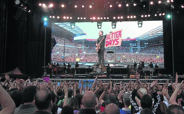 Bruce Springsteen, en 2013 en su tercer concierto en El Molinón. efe