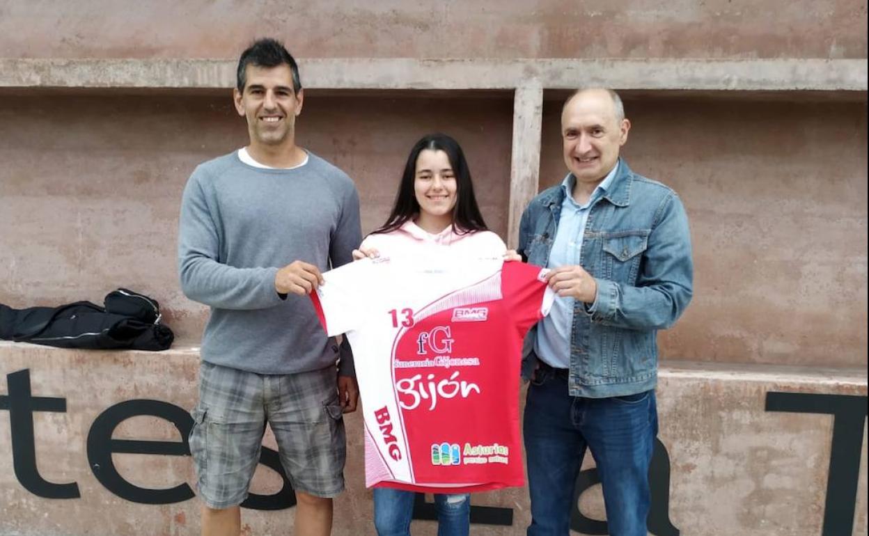 María Santos, junto a Óscar Fernández y Vallejo, presidente y entrenador del BMG. 