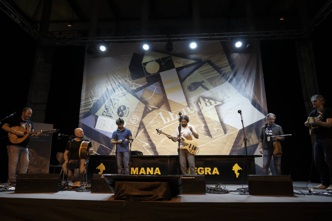 El grupo asturiano inauguró los conciertos de esta edición de la Semana Negra