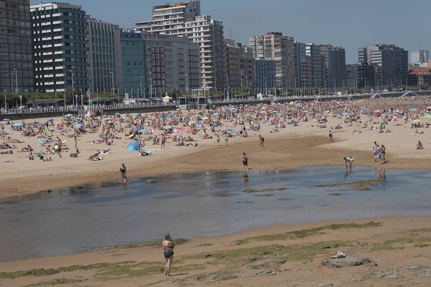 El buen tiempo animó a asturianos y foráneos a acercarse a los arenales.