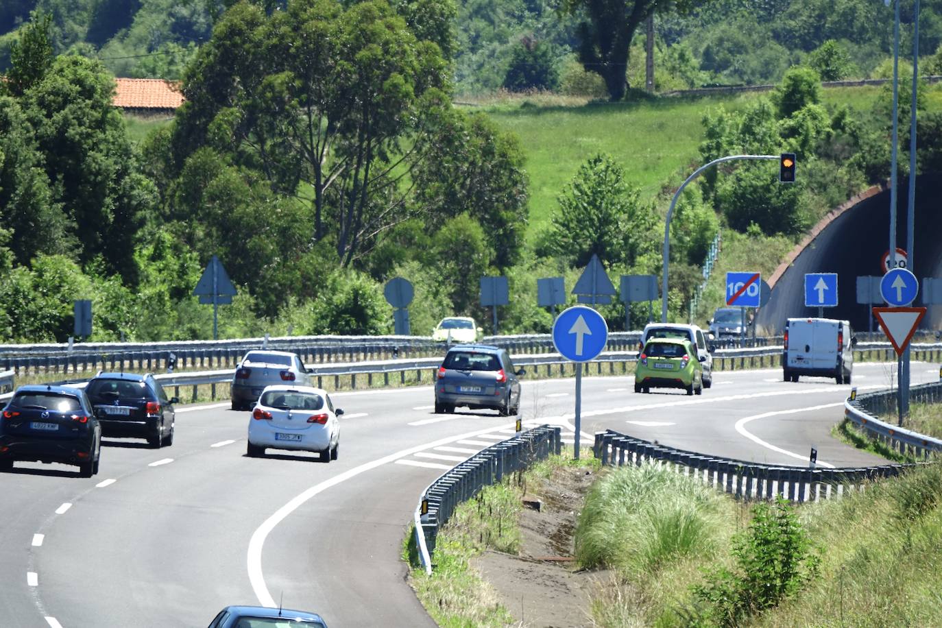 Según informa la Dirección General de Tráfico (DGT), dichas congestiones se registran entre los kilómetros 362 y 371, con cortes intermitentes del tránsito en sentido hacia el oeste de la región