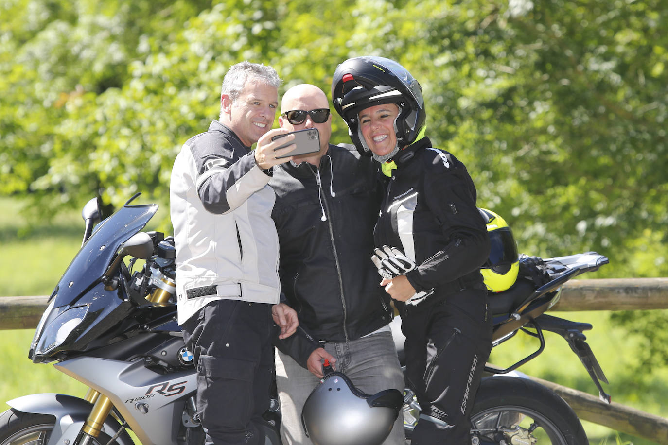 La llegada de visitantes a Asturias ha vivido este fin de semana, primero del mes de julio, su momento más intenso. Los puntos más turísticos de la región ya ven cómo sus localidades se llenan de caras nuevas que han elegido el Principado para disfrutar de sus vacaciones. La región les recibe, además, con buen tiempo este sábado, una circunstancia que, sin duda, ha animado a la mayoría a disfrutar de la naturaleza y las zonas de ocio.