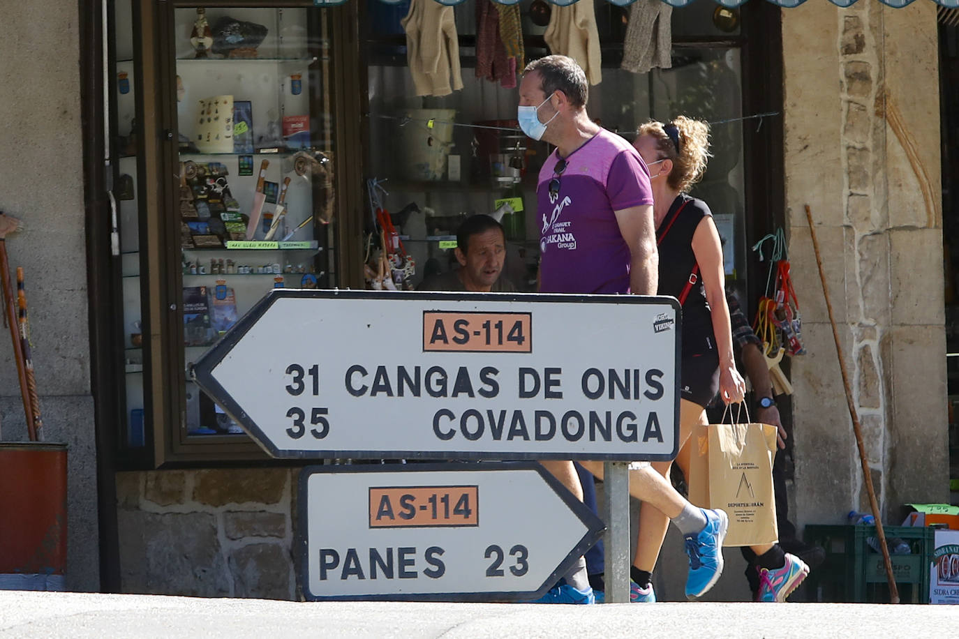 La llegada de visitantes a Asturias ha vivido este fin de semana, primero del mes de julio, su momento más intenso. Los puntos más turísticos de la región ya ven cómo sus localidades se llenan de caras nuevas que han elegido el Principado para disfrutar de sus vacaciones. La región les recibe, además, con buen tiempo este sábado, una circunstancia que, sin duda, ha animado a la mayoría a disfrutar de la naturaleza y las zonas de ocio.