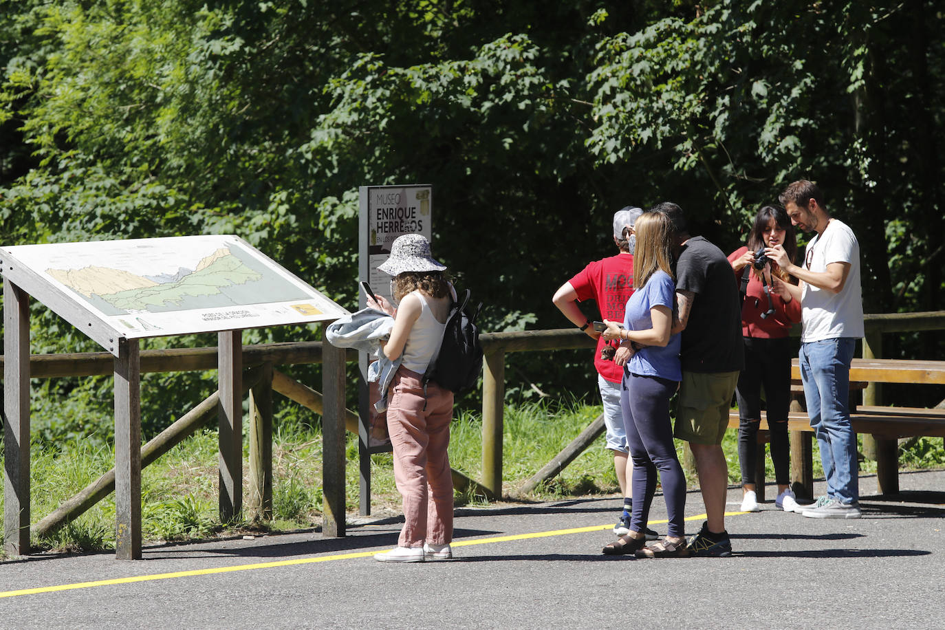 La llegada de visitantes a Asturias ha vivido este fin de semana, primero del mes de julio, su momento más intenso. Los puntos más turísticos de la región ya ven cómo sus localidades se llenan de caras nuevas que han elegido el Principado para disfrutar de sus vacaciones. La región les recibe, además, con buen tiempo este sábado, una circunstancia que, sin duda, ha animado a la mayoría a disfrutar de la naturaleza y las zonas de ocio.