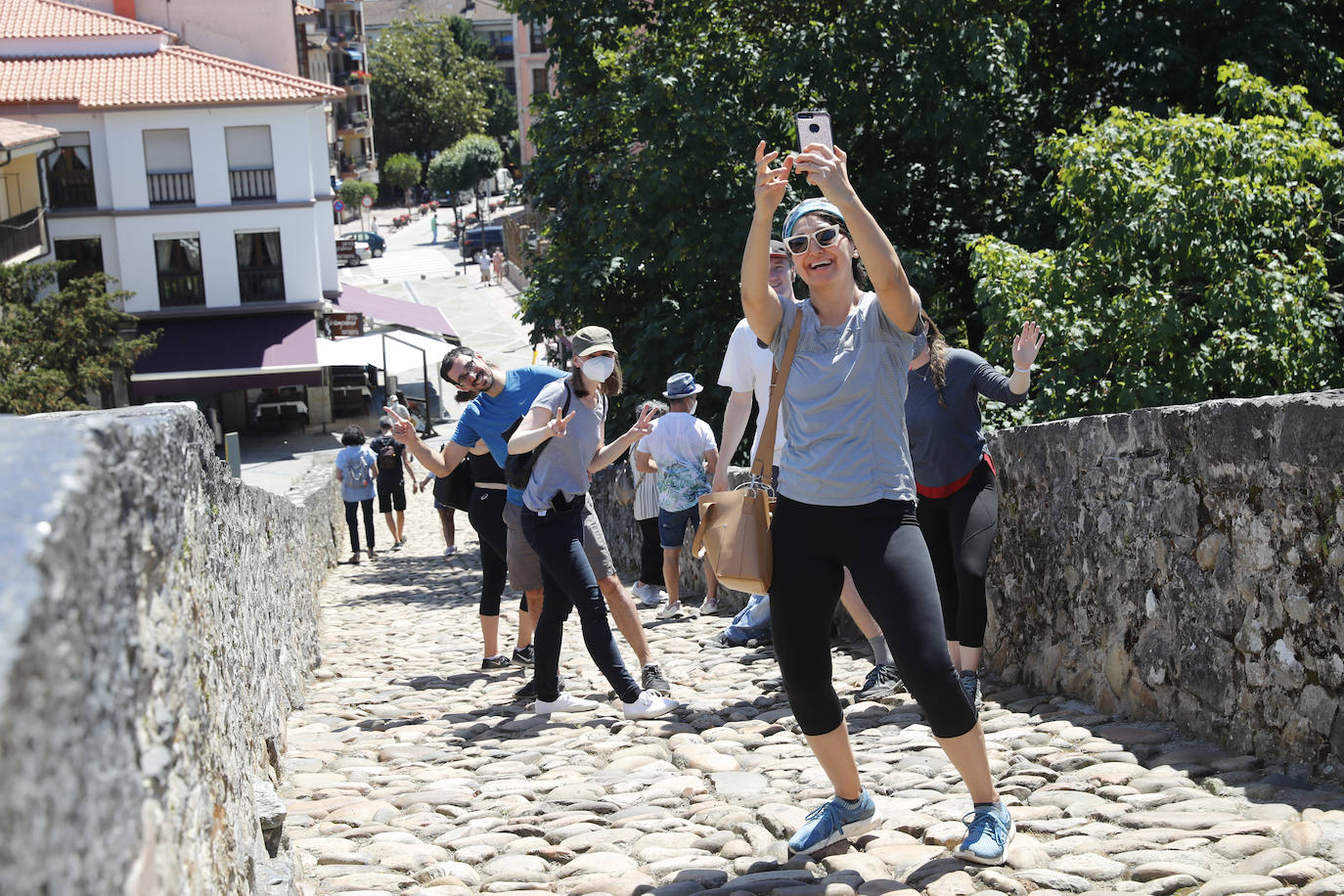 La llegada de visitantes a Asturias ha vivido este fin de semana, primero del mes de julio, su momento más intenso. Los puntos más turísticos de la región ya ven cómo sus localidades se llenan de caras nuevas que han elegido el Principado para disfrutar de sus vacaciones. La región les recibe, además, con buen tiempo este sábado, una circunstancia que, sin duda, ha animado a la mayoría a disfrutar de la naturaleza y las zonas de ocio.