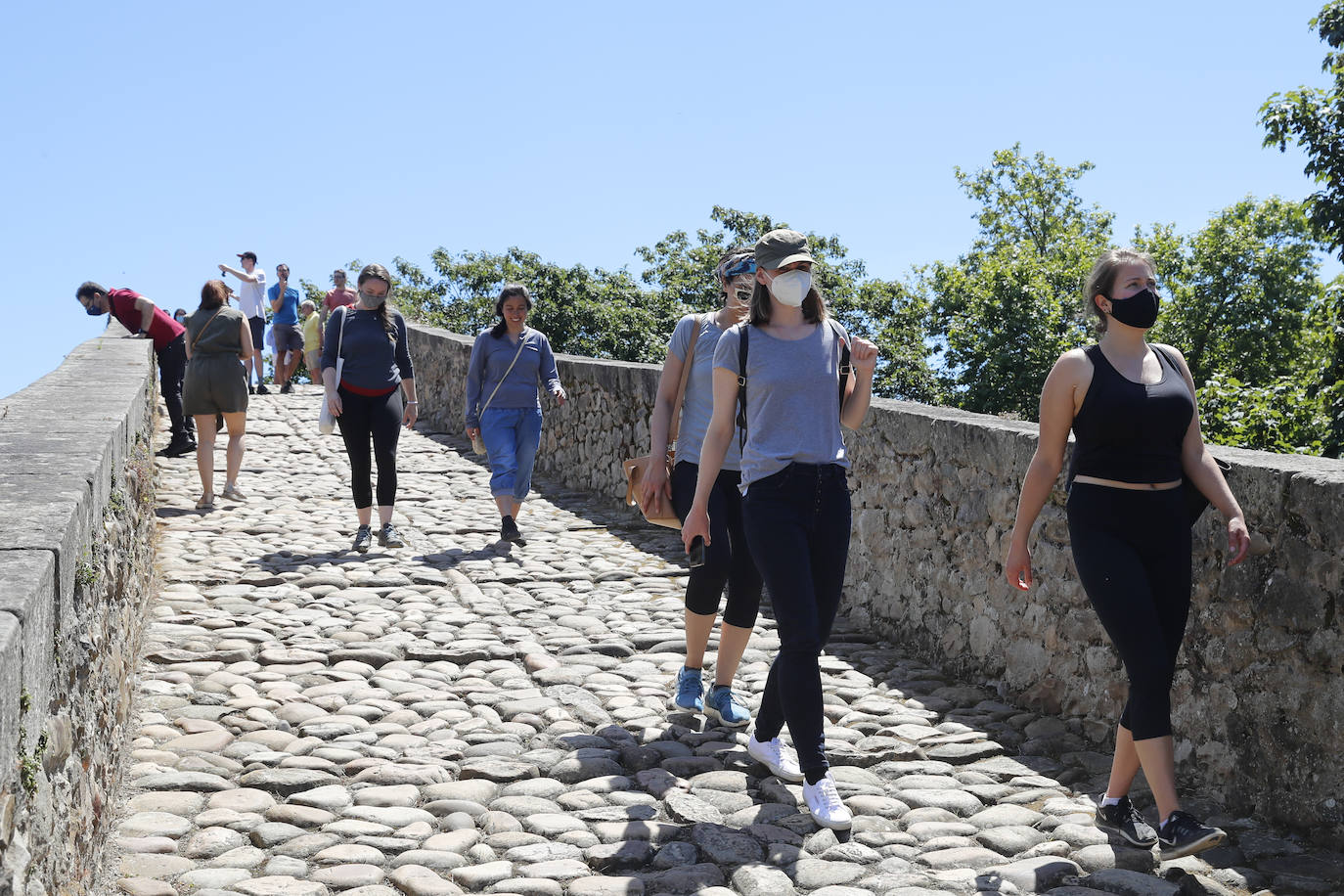 La llegada de visitantes a Asturias ha vivido este fin de semana, primero del mes de julio, su momento más intenso. Los puntos más turísticos de la región ya ven cómo sus localidades se llenan de caras nuevas que han elegido el Principado para disfrutar de sus vacaciones. La región les recibe, además, con buen tiempo este sábado, una circunstancia que, sin duda, ha animado a la mayoría a disfrutar de la naturaleza y las zonas de ocio.
