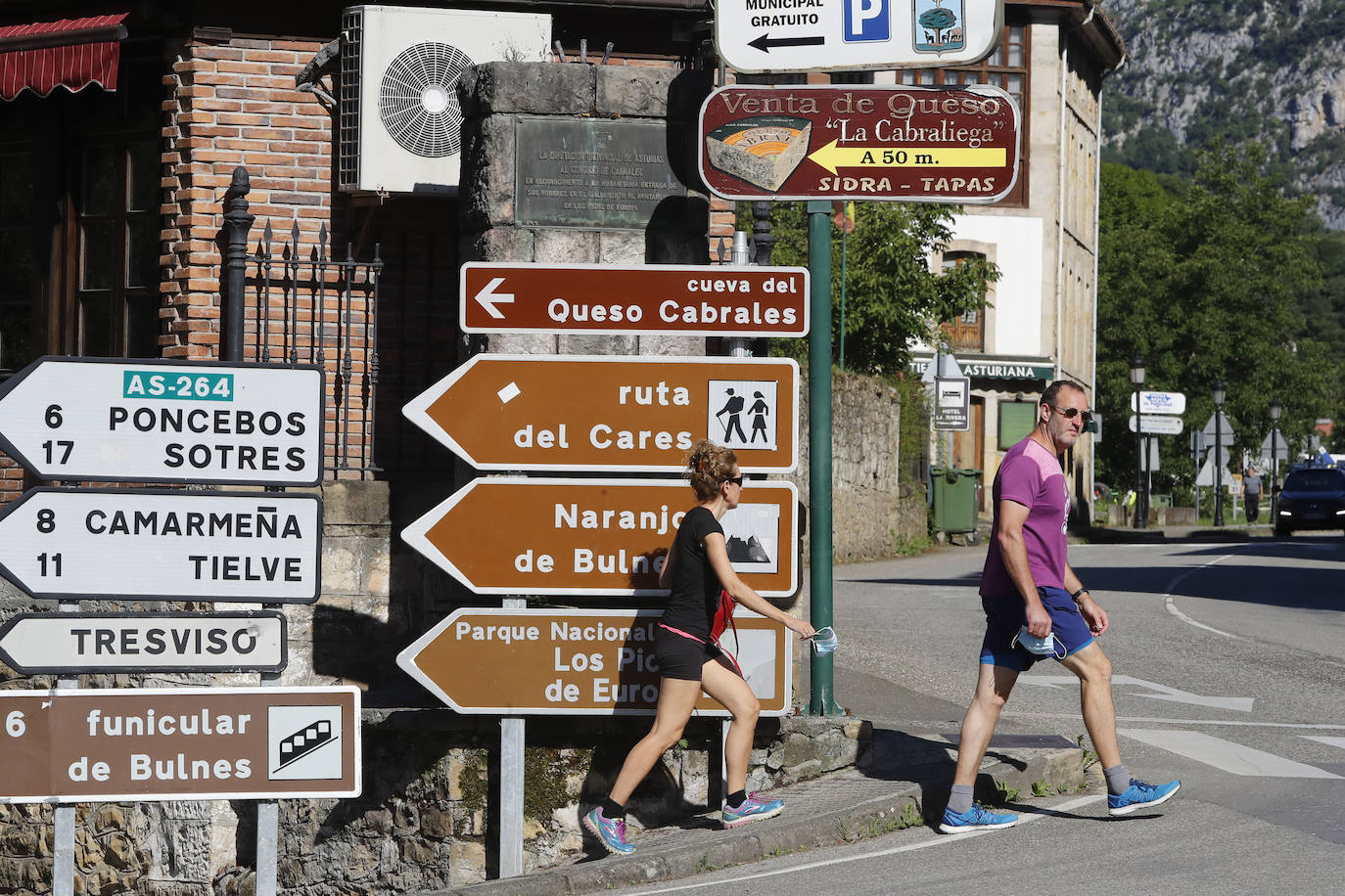 La llegada de visitantes a Asturias ha vivido este fin de semana, primero del mes de julio, su momento más intenso. Los puntos más turísticos de la región ya ven cómo sus localidades se llenan de caras nuevas que han elegido el Principado para disfrutar de sus vacaciones. La región les recibe, además, con buen tiempo este sábado, una circunstancia que, sin duda, ha animado a la mayoría a disfrutar de la naturaleza y las zonas de ocio.