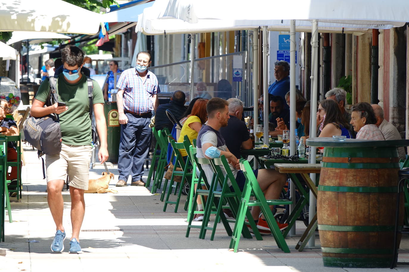 La llegada de visitantes a Asturias ha vivido este fin de semana, primero del mes de julio, su momento más intenso. Los puntos más turísticos de la región ya ven cómo sus localidades se llenan de caras nuevas que han elegido el Principado para disfrutar de sus vacaciones. La región les recibe, además, con buen tiempo este sábado, una circunstancia que, sin duda, ha animado a la mayoría a disfrutar de la naturaleza y las zonas de ocio.