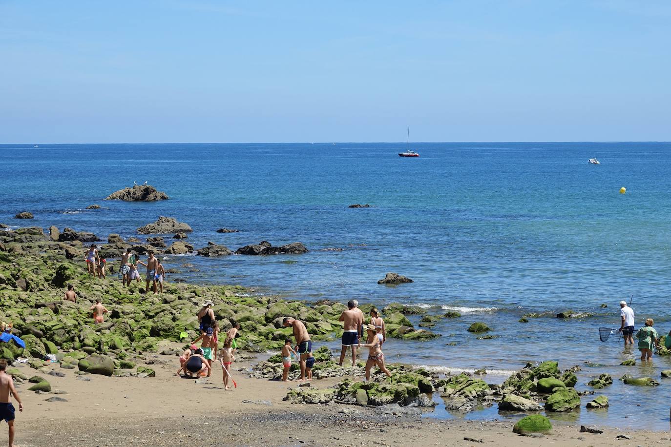 La llegada de visitantes a Asturias ha vivido este fin de semana, primero del mes de julio, su momento más intenso. Los puntos más turísticos de la región ya ven cómo sus localidades se llenan de caras nuevas que han elegido el Principado para disfrutar de sus vacaciones. La región les recibe, además, con buen tiempo este sábado, una circunstancia que, sin duda, ha animado a la mayoría a disfrutar de la naturaleza y las zonas de ocio.