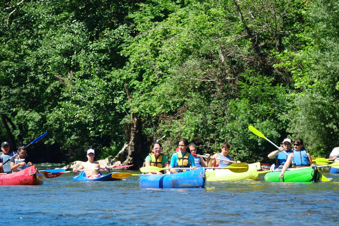 La llegada de visitantes a Asturias ha vivido este fin de semana, primero del mes de julio, su momento más intenso. Los puntos más turísticos de la región ya ven cómo sus localidades se llenan de caras nuevas que han elegido el Principado para disfrutar de sus vacaciones. La región les recibe, además, con buen tiempo este sábado, una circunstancia que, sin duda, ha animado a la mayoría a disfrutar de la naturaleza y las zonas de ocio.