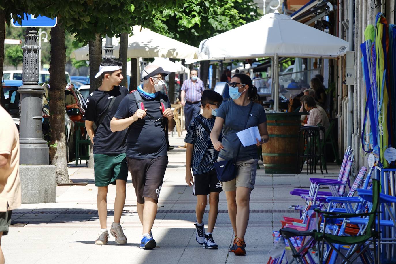 La llegada de visitantes a Asturias ha vivido este fin de semana, primero del mes de julio, su momento más intenso. Los puntos más turísticos de la región ya ven cómo sus localidades se llenan de caras nuevas que han elegido el Principado para disfrutar de sus vacaciones. La región les recibe, además, con buen tiempo este sábado, una circunstancia que, sin duda, ha animado a la mayoría a disfrutar de la naturaleza y las zonas de ocio.