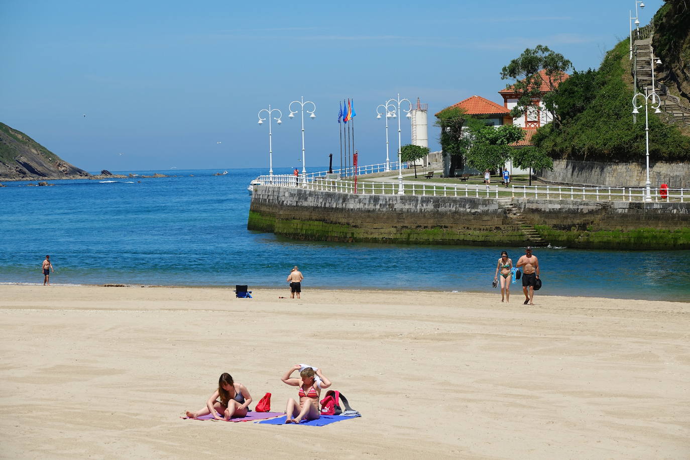 La llegada de visitantes a Asturias ha vivido este fin de semana, primero del mes de julio, su momento más intenso. Los puntos más turísticos de la región ya ven cómo sus localidades se llenan de caras nuevas que han elegido el Principado para disfrutar de sus vacaciones. La región les recibe, además, con buen tiempo este sábado, una circunstancia que, sin duda, ha animado a la mayoría a disfrutar de la naturaleza y las zonas de ocio.