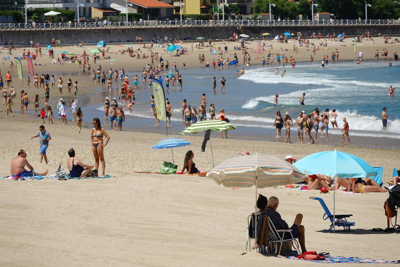 La llegada de visitantes a Asturias ha vivido este fin de semana, primero del mes de julio, su momento más intenso. Los puntos más turísticos de la región ya ven cómo sus localidades se llenan de caras nuevas que han elegido el Principado para disfrutar de sus vacaciones. La región les recibe, además, con buen tiempo este sábado, una circunstancia que, sin duda, ha animado a la mayoría a disfrutar de la naturaleza y las zonas de ocio.