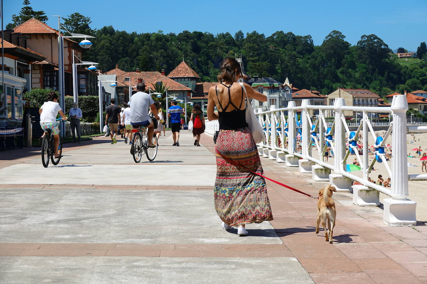 La llegada de visitantes a Asturias ha vivido este fin de semana, primero del mes de julio, su momento más intenso. Los puntos más turísticos de la región ya ven cómo sus localidades se llenan de caras nuevas que han elegido el Principado para disfrutar de sus vacaciones. La región les recibe, además, con buen tiempo este sábado, una circunstancia que, sin duda, ha animado a la mayoría a disfrutar de la naturaleza y las zonas de ocio.