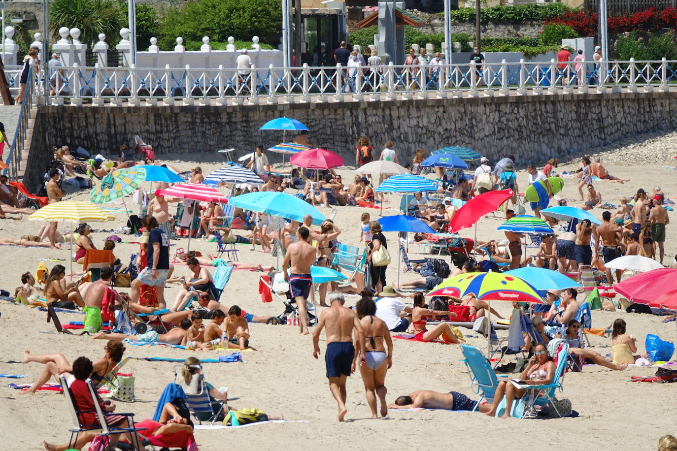 La llegada de visitantes a Asturias ha vivido este fin de semana, primero del mes de julio, su momento más intenso. Los puntos más turísticos de la región ya ven cómo sus localidades se llenan de caras nuevas que han elegido el Principado para disfrutar de sus vacaciones. La región les recibe, además, con buen tiempo este sábado, una circunstancia que, sin duda, ha animado a la mayoría a disfrutar de la naturaleza y las zonas de ocio.