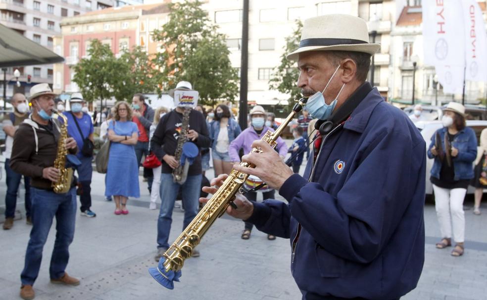 Estreno.La charanga el Ventolín animó la inauguración.