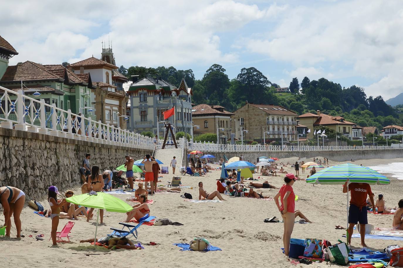 Las playas asturianas comienzan a llenarse