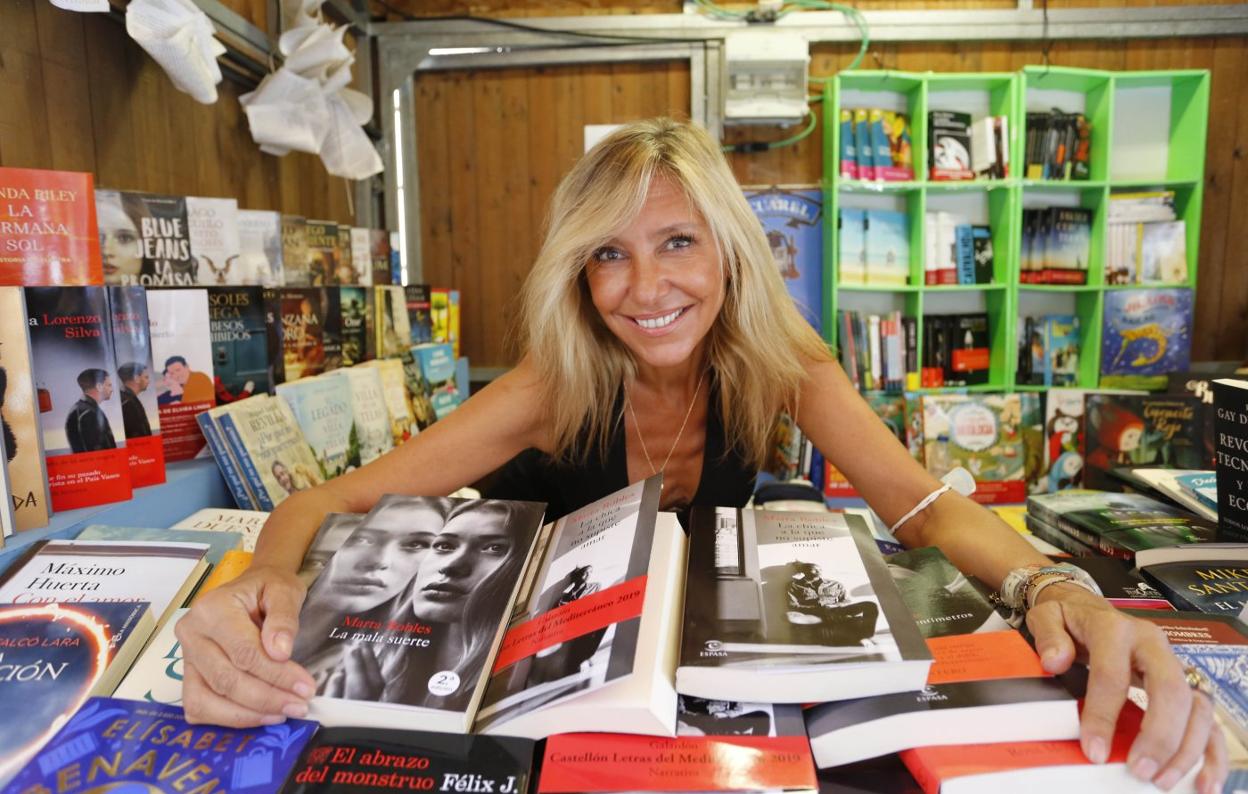 Marta Robles.Rodeada de libros, en uno de los estands de la feria.