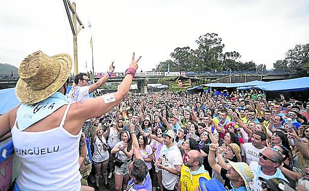 El prau Salcéu, desbordado de romeros. hugo álvarez