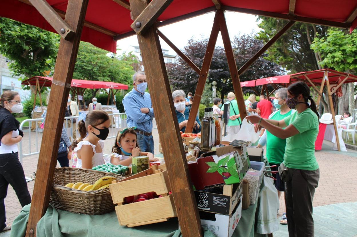 Dos niñas esperan por su compra en el puesto de la Finca El Cabillón en el parque. 