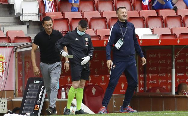 El técnico rojiblanco, a la derecha, observa una jugada de sus hombres.