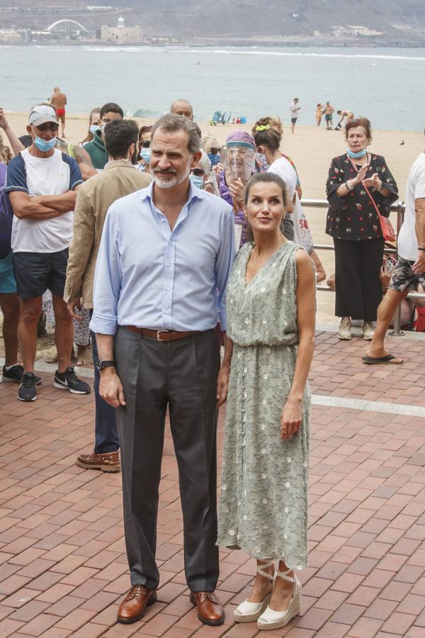 En su primera parada de esta gira de visitas por España, Letizia conquistó por completo con este vestido de Zara con escote en pico, manga amplia y estampado de lunares bordados en blanco sobre un agradable tono menta.