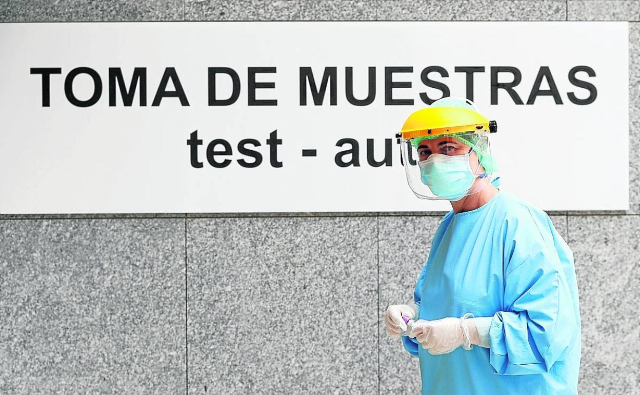 Miembros del personal sanitario del Hospital da Costa realizan PCR a los casos que estuvieron en contacto con algún positivo, en Burela, Lugo, este domingo. efe