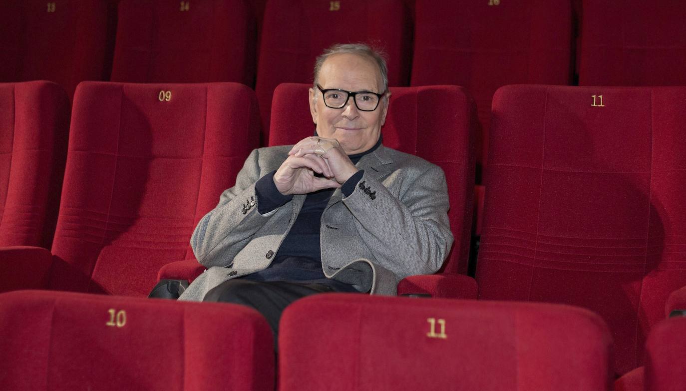 El compositor italiano Ennio Morricone, autor de más de 400 bandas sonoras para cine y televisión, ha fallecido a los 91 años. El músico fue distinguido este año con el Premio Princesa de Asturias de las Artes, galardón que comparte con el también célebre compositor John Williams.