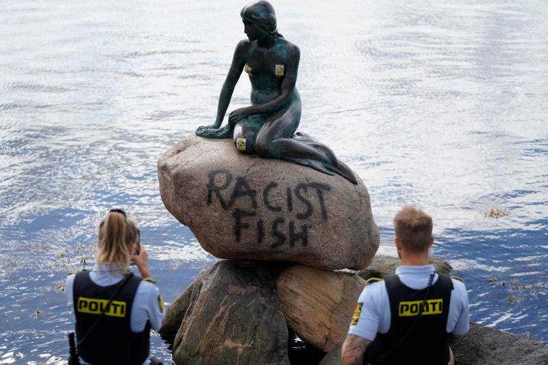 La estatua de 'La Sirenita', en Copenhague (Dinamarca), apareció el pasado 3 de julio con una pintada en la que se podía leer 'Racist Fish' (pez racista). La emblemática estatua de bronce de 'La Sirenita', creada por el escultor Edvard Eriksen en 1913, basada en el cuento homónimo de Hans Christian Andersen, es una de las mayores atracciones turísticas de la capital danesa. En las últimas décadas, ha sido objeto de vandalismo (decapitación, graffiti, desfiguración, etc.) en numerosas ocasiones. 