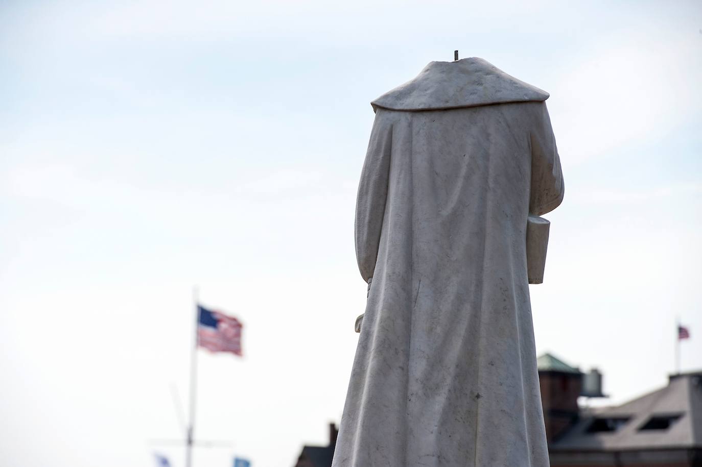 Los monumentos confederados, así como las estatuas de Cristobal Colón en Estados Unidos han sufrido actos durante las protestas contra el racismo en el país a raíz de la muerte de George Floyd. En la imagen, una figura decapitada de Cristobal Colón en Boston, Massachusetts, el 10 de junio.