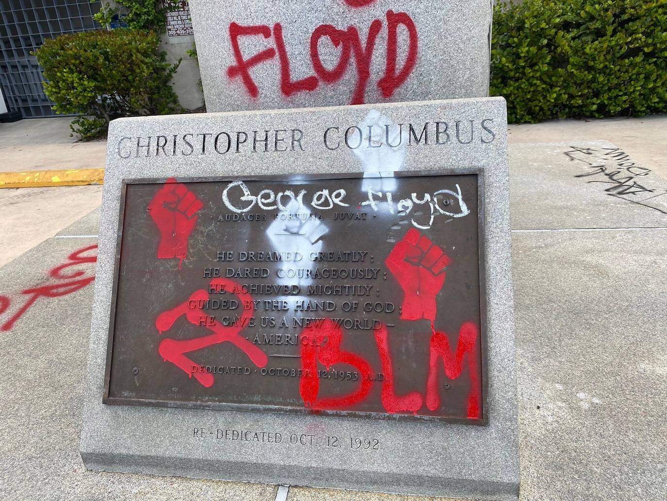 Pintadas sobre la estatua de Cristóbal Colón a las fueras del Bayside Marketplace, en Miami (Florida). Siete personas fueron detenidas el 10 de junio durante una protesta en Miami por la muerte del afroamericano George Floyd tras pintar la estatua de Cristóbal Colón y la de Juan Ponce de León. 