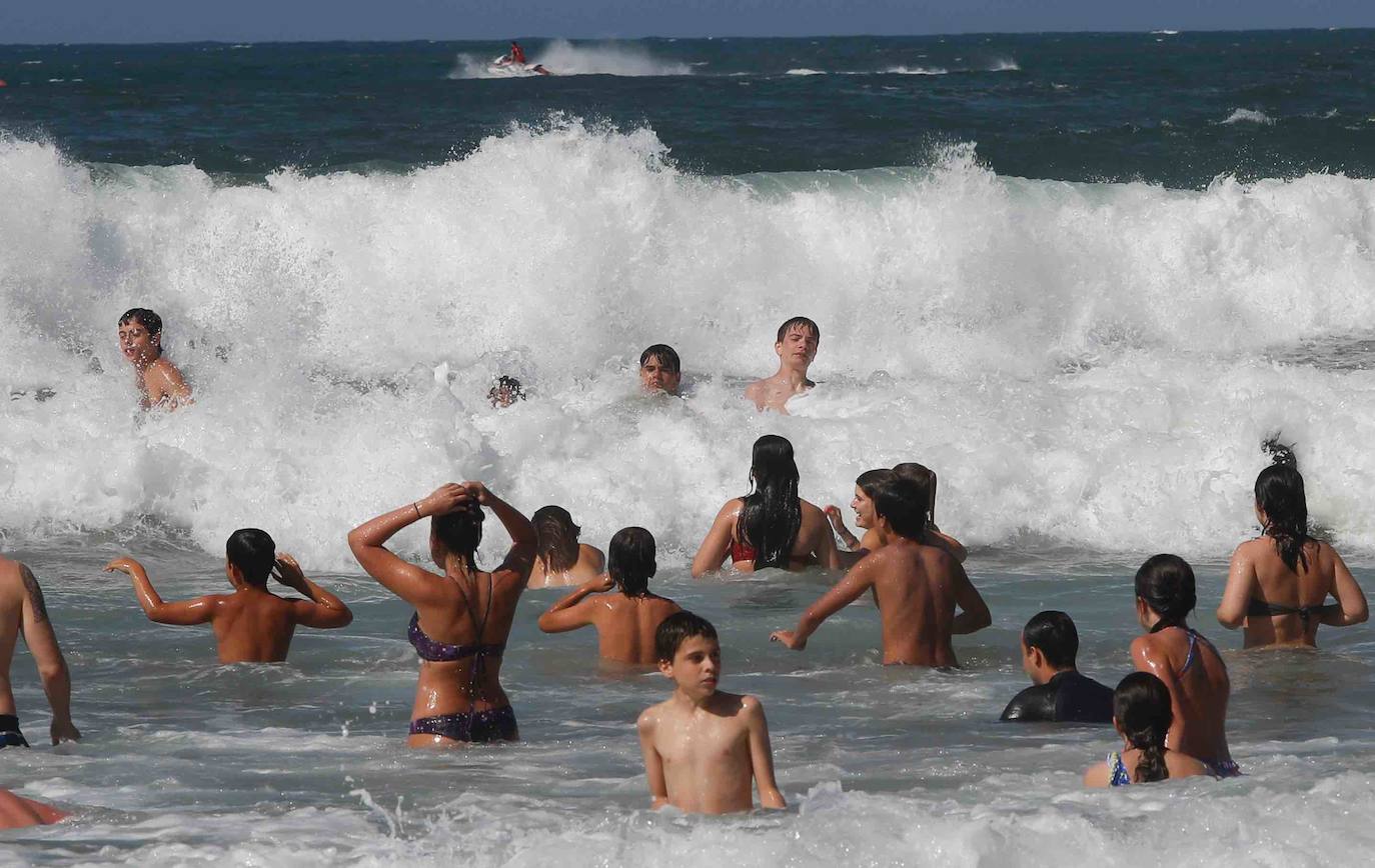 Gijoneses y visitantes han disfrutado del sol y del buen tiempo este martes en las playas. San Lorenzo se ha llenado de bañistas y la Policía Local de Gijón ha intervenido para garantizar el cumplimiento de las medidas de seguridad. 