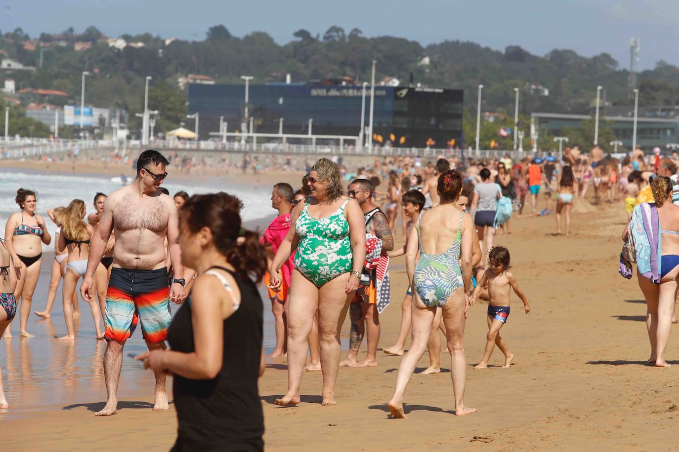 Gijoneses y visitantes han disfrutado del sol y del buen tiempo este martes en las playas. San Lorenzo se ha llenado de bañistas y la Policía Local de Gijón ha intervenido para garantizar el cumplimiento de las medidas de seguridad. 