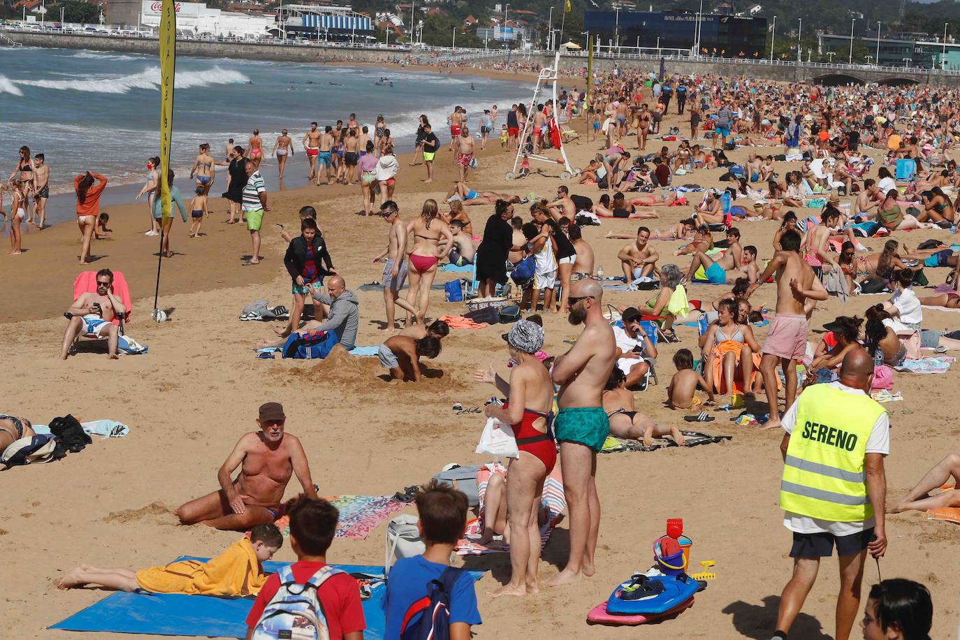Gijoneses y visitantes han disfrutado del sol y del buen tiempo este martes en las playas. San Lorenzo se ha llenado de bañistas y la Policía Local de Gijón ha intervenido para garantizar el cumplimiento de las medidas de seguridad. 