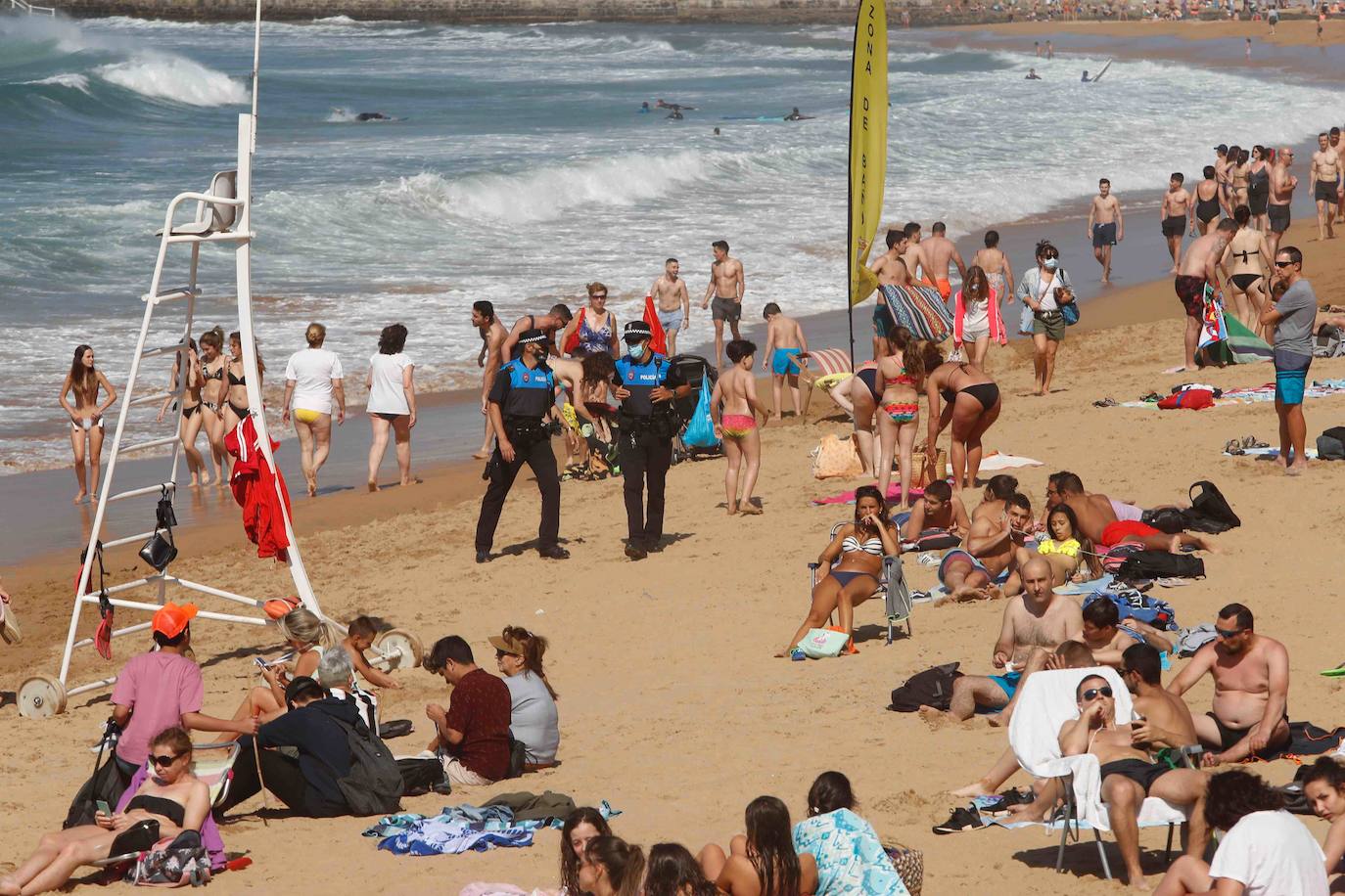 Gijoneses y visitantes han disfrutado del sol y del buen tiempo este martes en las playas. San Lorenzo se ha llenado de bañistas y la Policía Local de Gijón ha intervenido para garantizar el cumplimiento de las medidas de seguridad. 